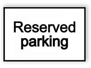 Reserverad parkering - vit skylt